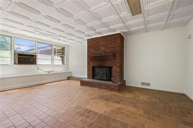 Building Photo - 2311 Robin Ln SE