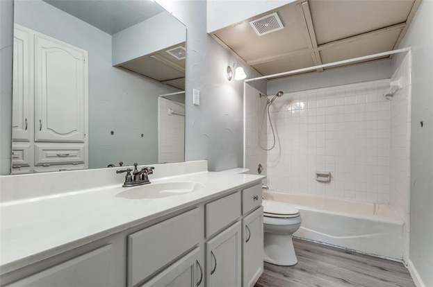 Building Photo - 4 Oakbrook Dr