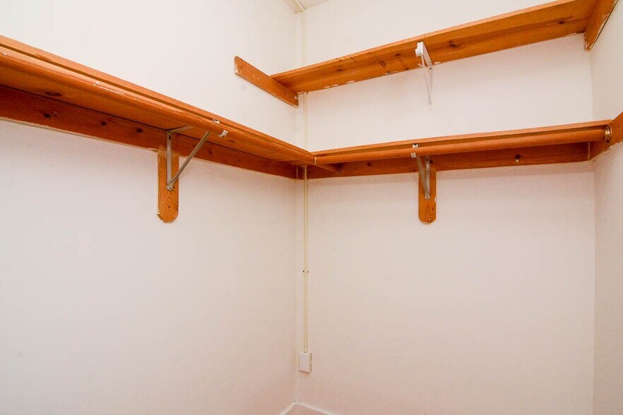 Building Photo - 544 W Wellington Ave