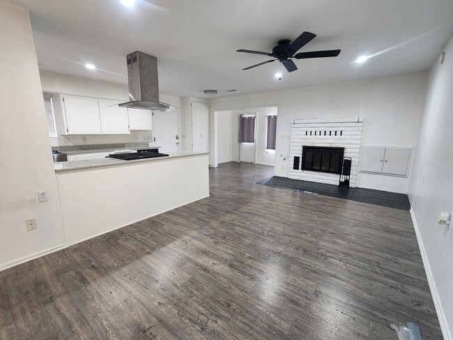 Building Photo - 678 W Henderson Ave