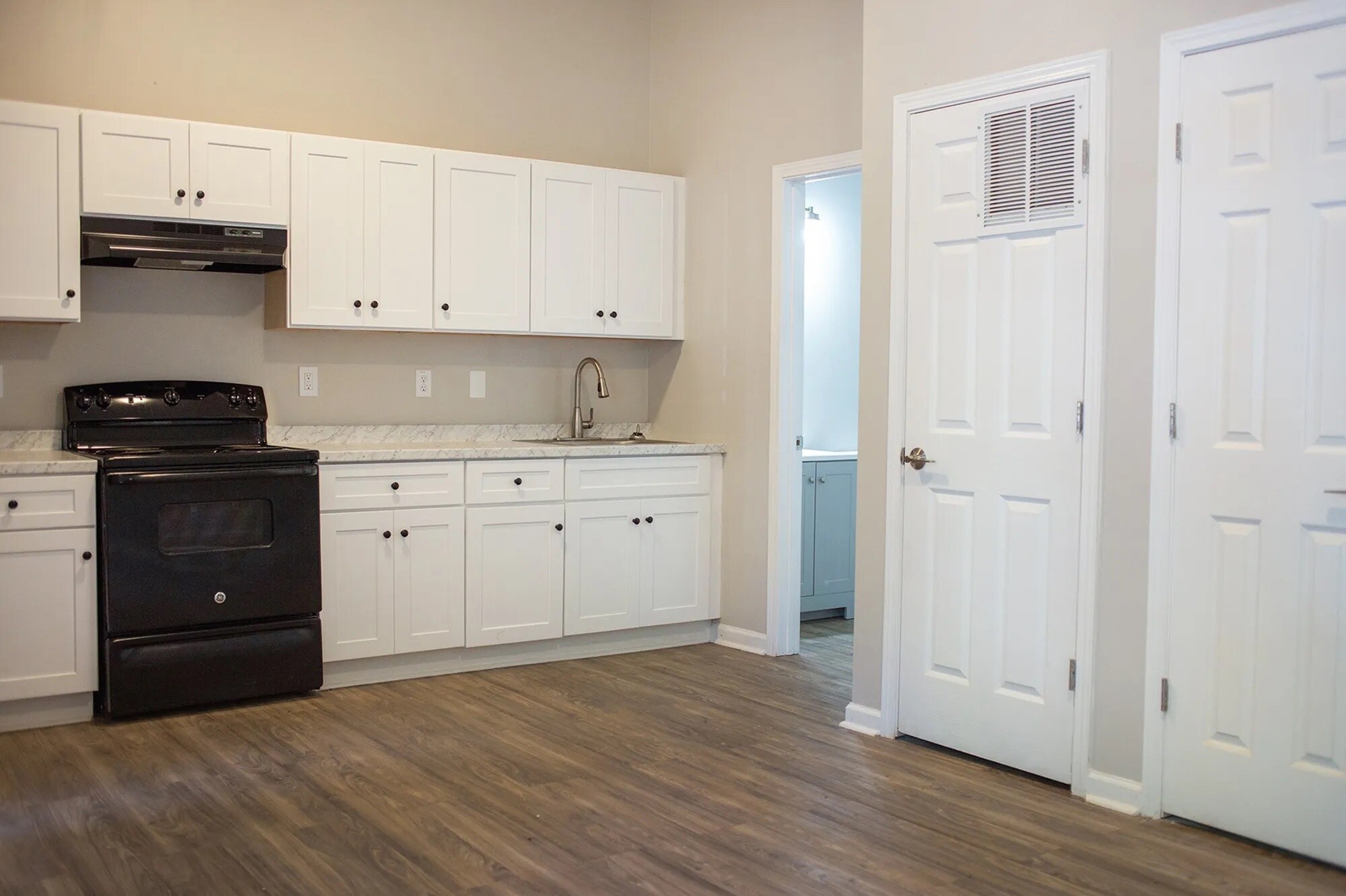 Building Photo - Room in Apartment on Stanton Rd SW