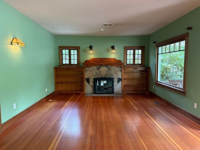 Building Photo - Craftsman home near Downtown Ashland | Ava...