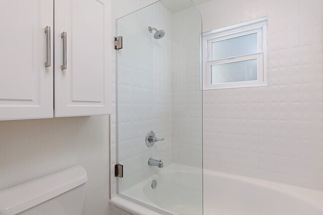 Master Bathroom - 544 Via De La Valle