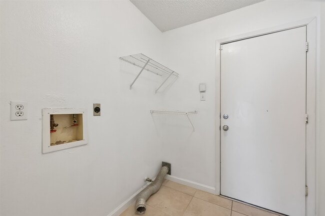 Building Photo - 2307 Brook View Ln