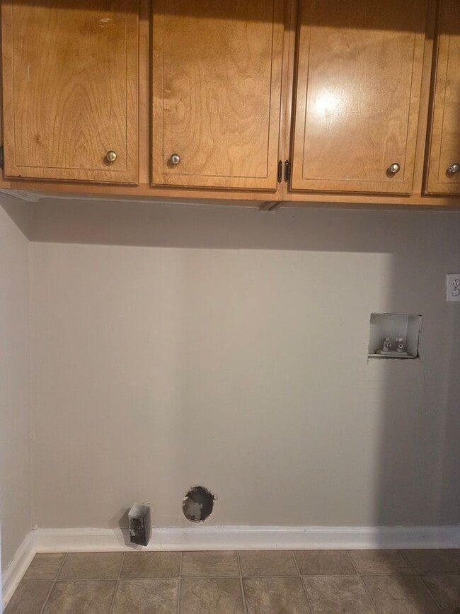 Building Photo - Beautiful very spacious 4 Bed/2 Bath