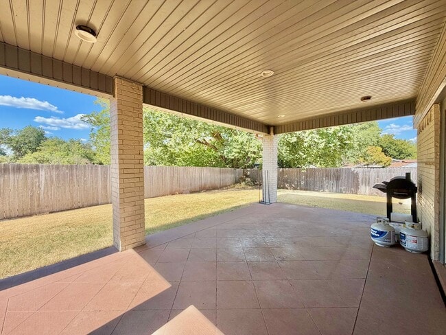 Building Photo - 6933 NW Eisenhower Dr