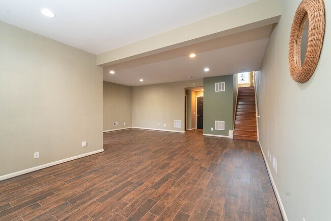 Building Photo - Updated Faircrest 4 BD 3.5 BA Townhome