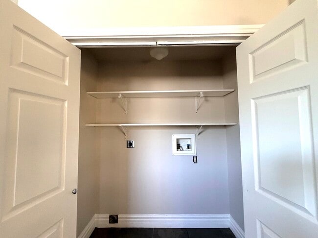 Building Photo - 2838 W French Pl