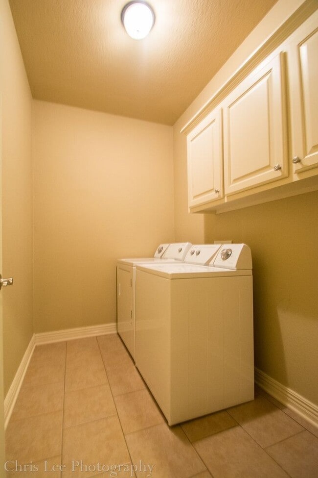 Building Photo - Beautiful & spacious 4 Bedroom condo w/fen...