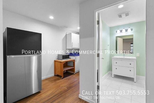 Building Photo - 12830 SW Foothill Dr