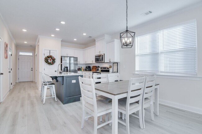 Building Photo - 3 Bedroom 2 Bathroom Ranch