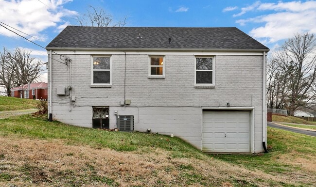 Building Photo - Conveniently Located off Memorial Dr! Lovely 2 Bed 1 Bath Home!