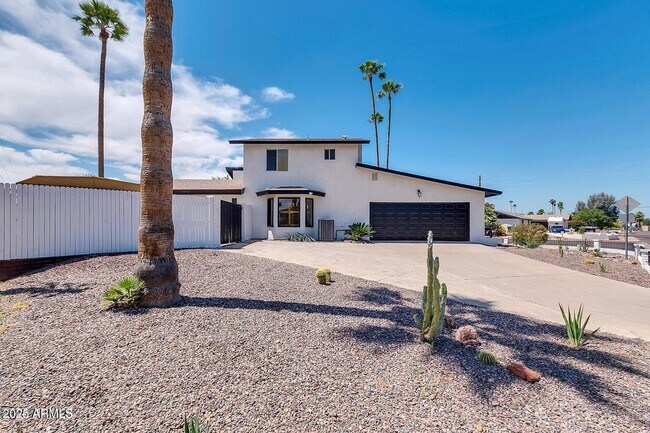 Building Photo - 1401 W Ocotillo Rd