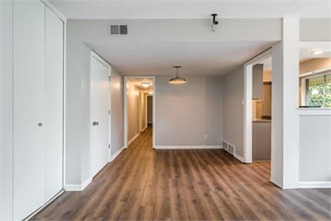 Building Photo - 2 bed 1.5 Bath Apartment, with Community Pool