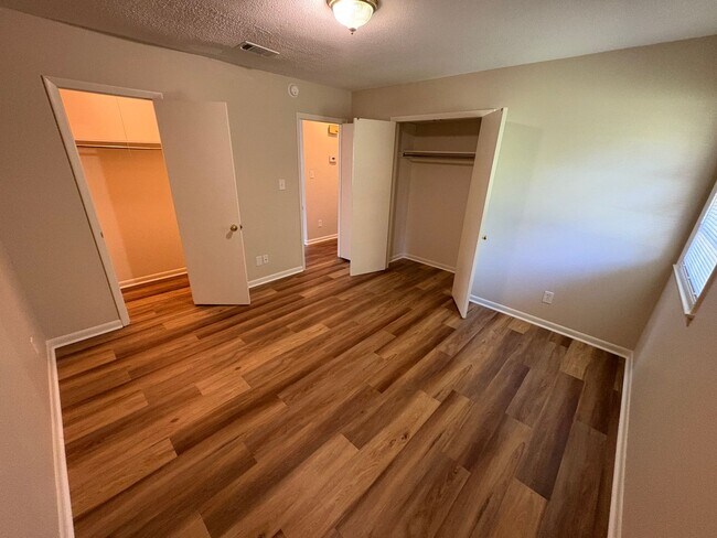 Building Photo - 2bed/1bath Duplex