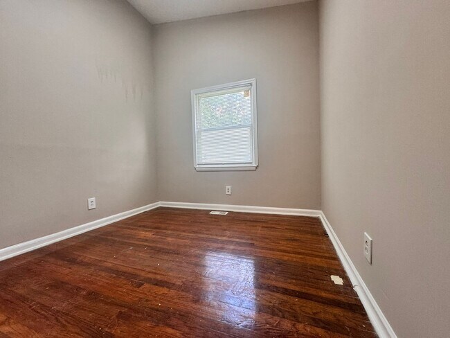 Building Photo - Available for Immediate Move In - 4 Side B...