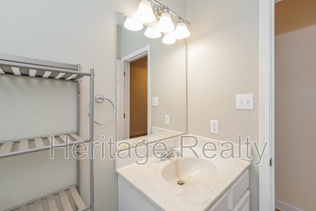 Building Photo - 880 Glenfield Dr