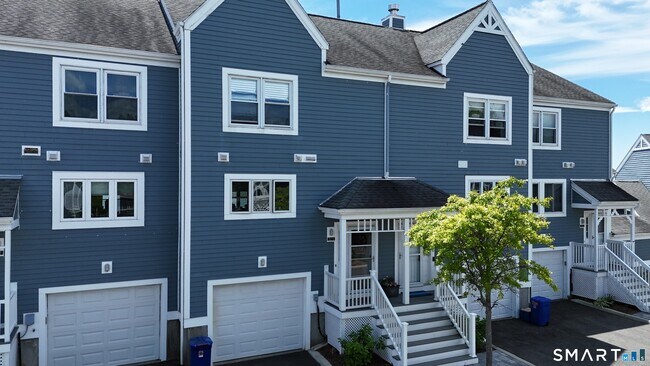 Building Photo - 72 Cosey Beach Ave
