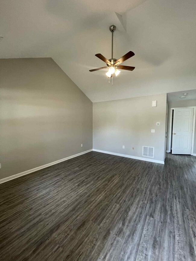 Building Photo - 207 Aqueduct Dr
