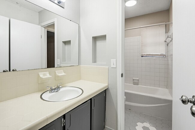 Building Photo - 4461 Jenwood St