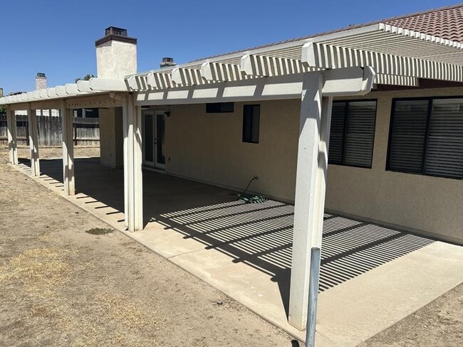 Building Photo - 13635 Elm St