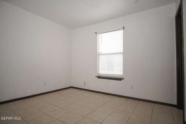 Building Photo - 8489 Roseway Dr