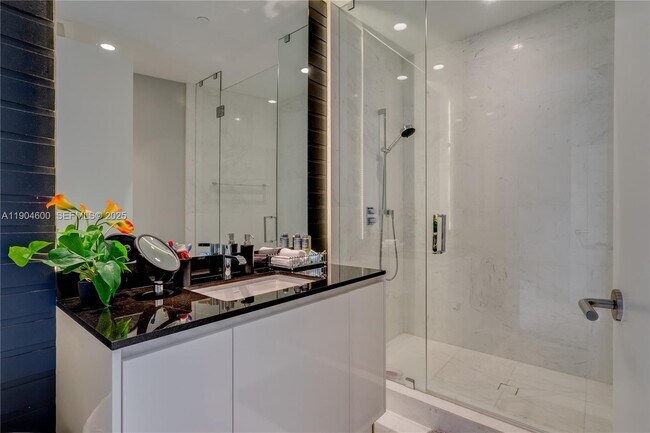 Building Photo - 18555 Collins Ave