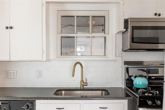 Building Photo - 1028 E 43rd St