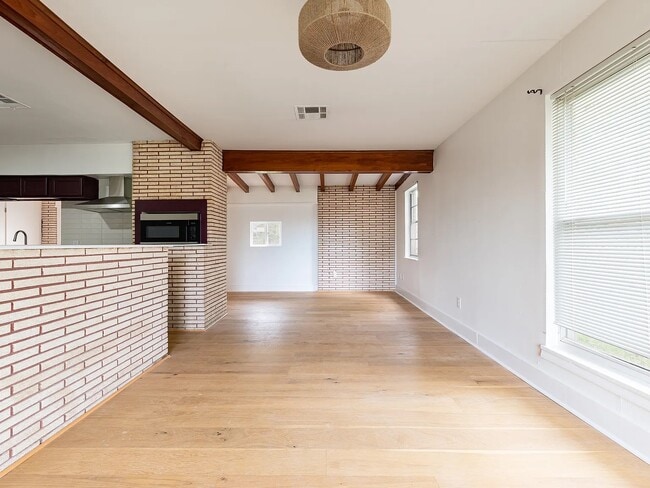 Building Photo - 300 Parish Dr