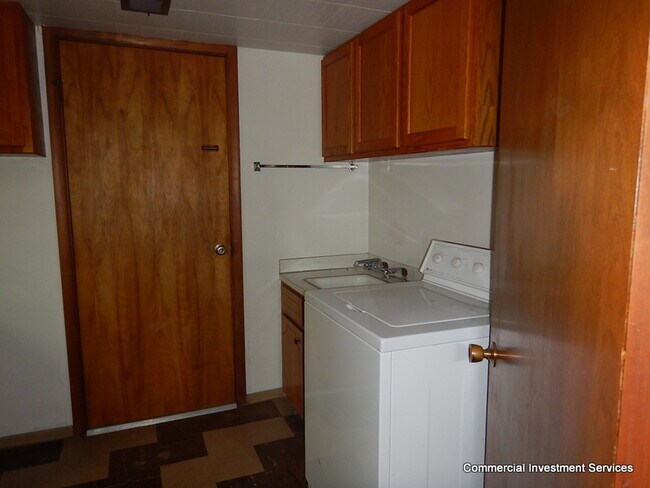 Building Photo - 2214 Anna Ave