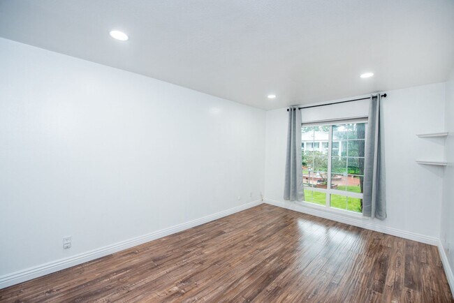 Building Photo - Newport Beach One Bedroom Beauty