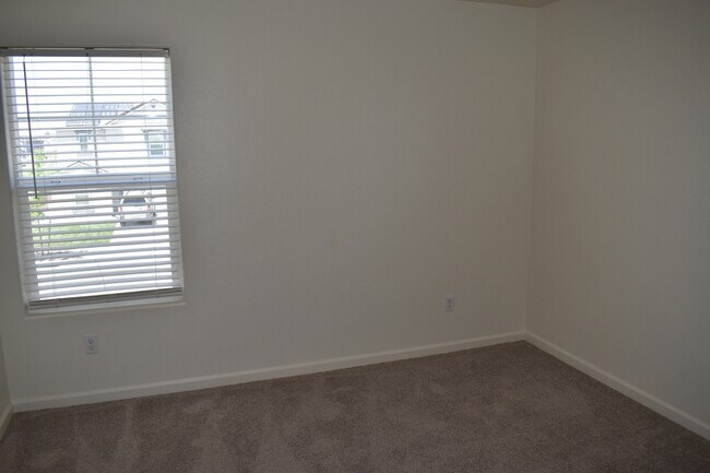 Building Photo - 698 Jessie Dr