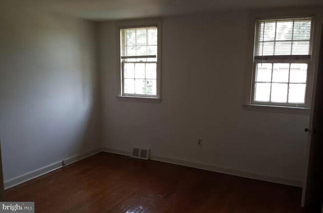 Building Photo - 20 St Albans Ave
