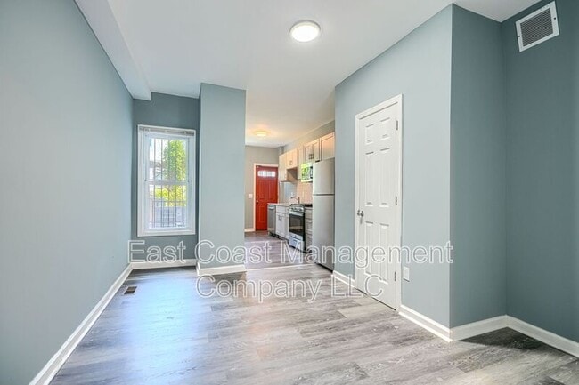 Building Photo - 2408 Llewelyn Ave