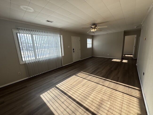 Building Photo - A MUST-SEE HOME IN SPRINGFIELD 2 BEDROOM 1 BATH GEM!