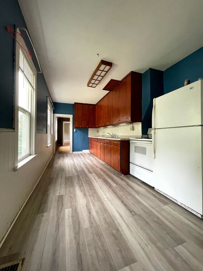 Building Photo - Three Bedroom Single Family Home In La Crosse