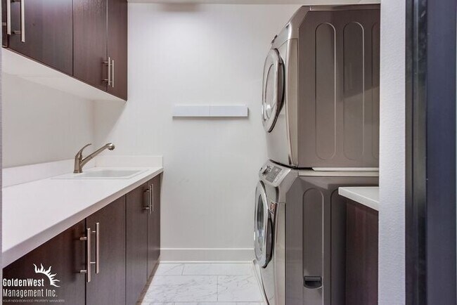 Building Photo - Modern 3Bdm 2.5Ba Townhome in the Heart of...
