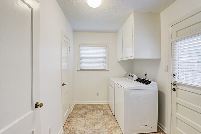 Building Photo - 3514 Plumb St