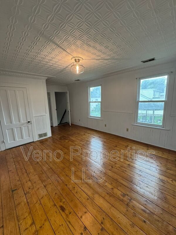 Building Photo - 27 Lilac Ln