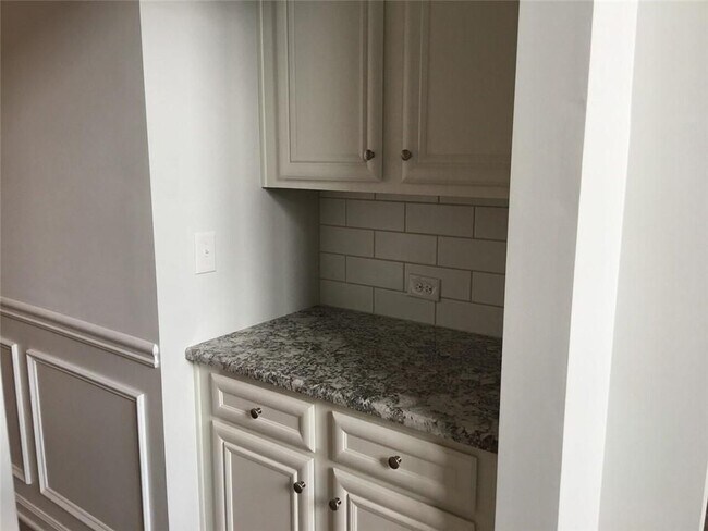 Building Photo - 5650 Mirror Lake Dr
