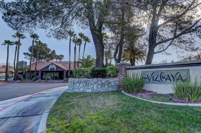 Building Photo - Fully furnished Condo in a great location!