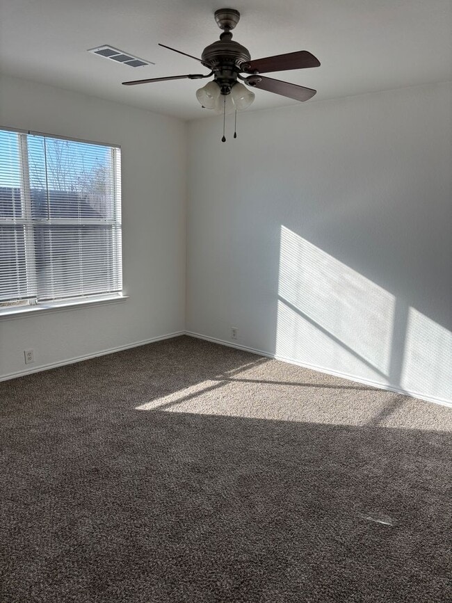 Building Photo - 3/2/2 Near Sherman High School!