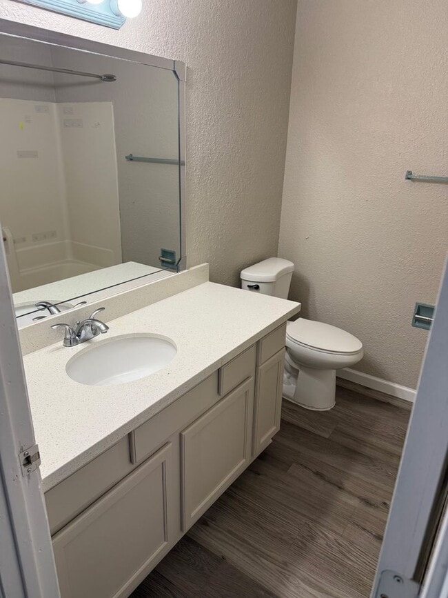 Building Photo - New remodeled 2 bedroom 1 bath unit with private patio and full size washer and dryer hookups!!
