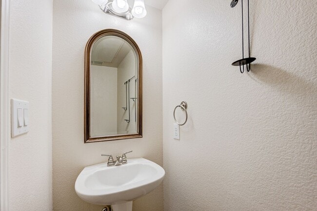 Building Photo - Home in a gated community with no back nei...