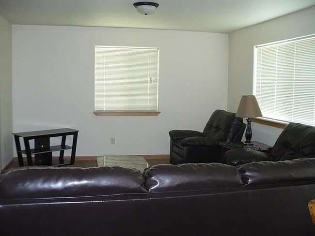 Building Photo - Beautiful 3 bed 2.5 bath Duplex