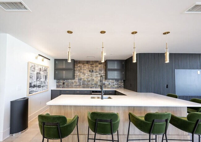 Building Photo - 425 W 5th St