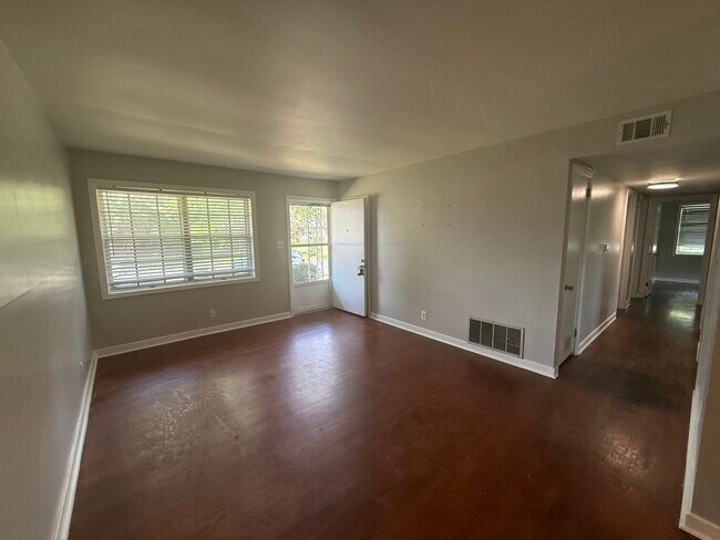 Building Photo - 3035 Holiday Dr SW
