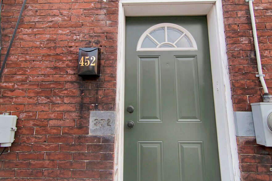 Building Photo - 452 42nd St