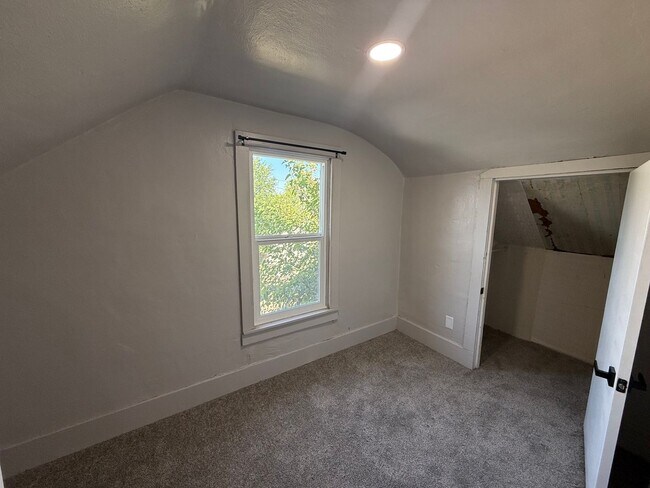 Building Photo - Newly Remodeled! Dog friendly!
