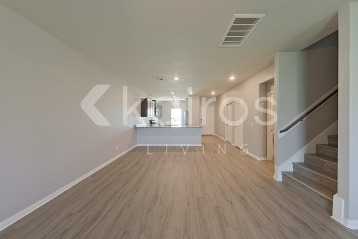 Building Photo - 721 St James Pl